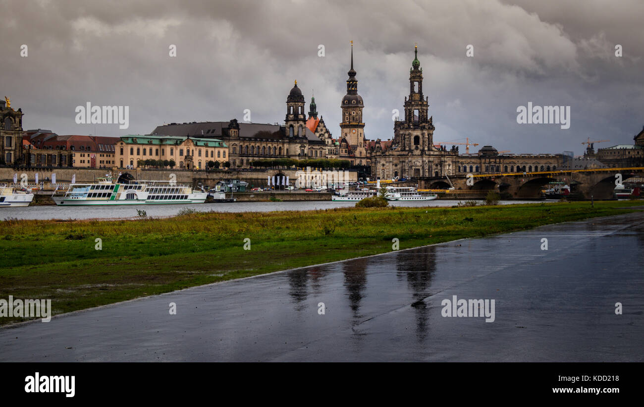 Vista su Dresda dal Käthe-Kollwitz-Ufer in un giorno tempestoso nel mese di ottobre. Potrete vedere la Brühlsche Terrasse, Albertinum, Georg-Treu-Platz Foto Stock