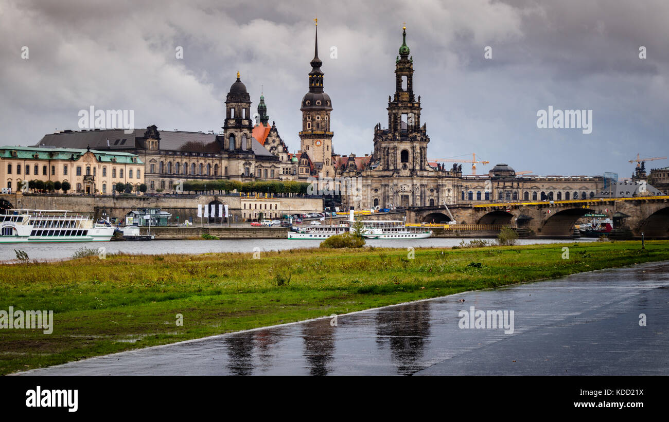 Vista su Dresda dal Käthe-Kollwitz-Ufer in un giorno tempestoso nel mese di ottobre. Potrete vedere la Brühlsche Terrasse, Albertinum, Georg-Treu-Platz Foto Stock