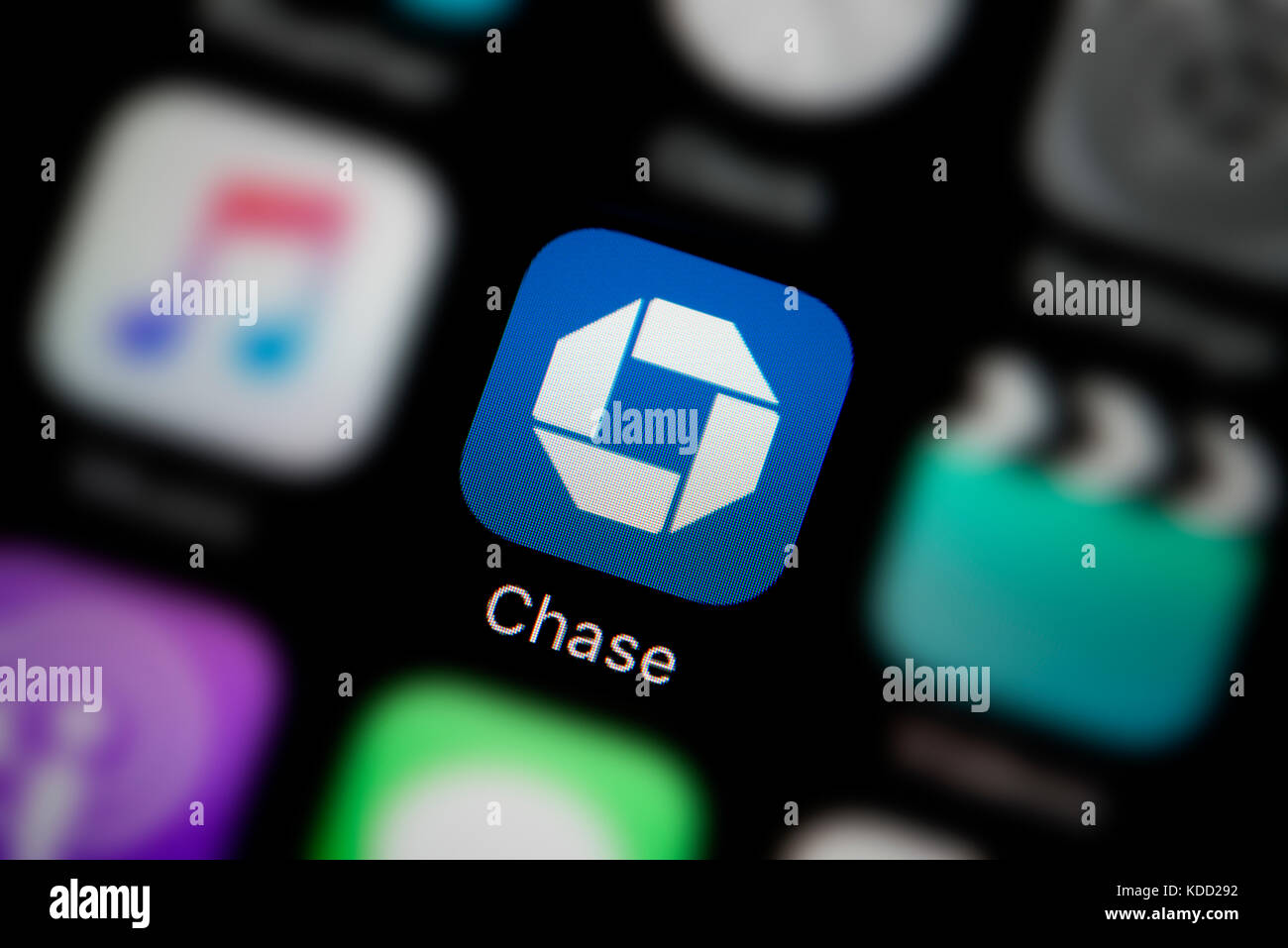 Una inquadratura ravvicinata del logo che rappresenta Chase Bank Icona app, come si vede sullo schermo di un telefono intelligente (solo uso editoriale) Foto Stock