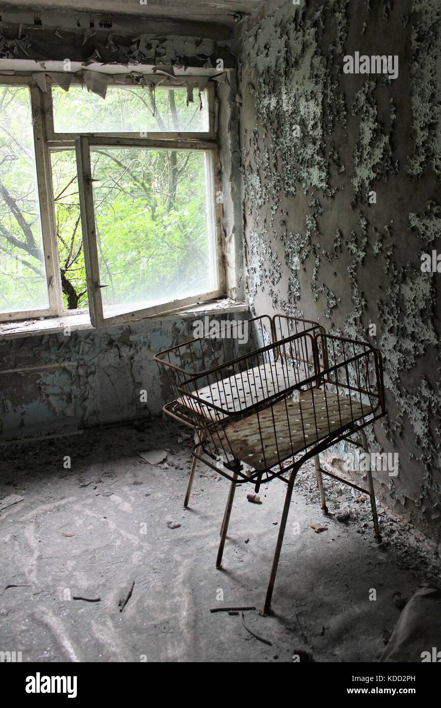 Letti per bambini in ospedale abbandonato pripriat ucraina Foto Stock