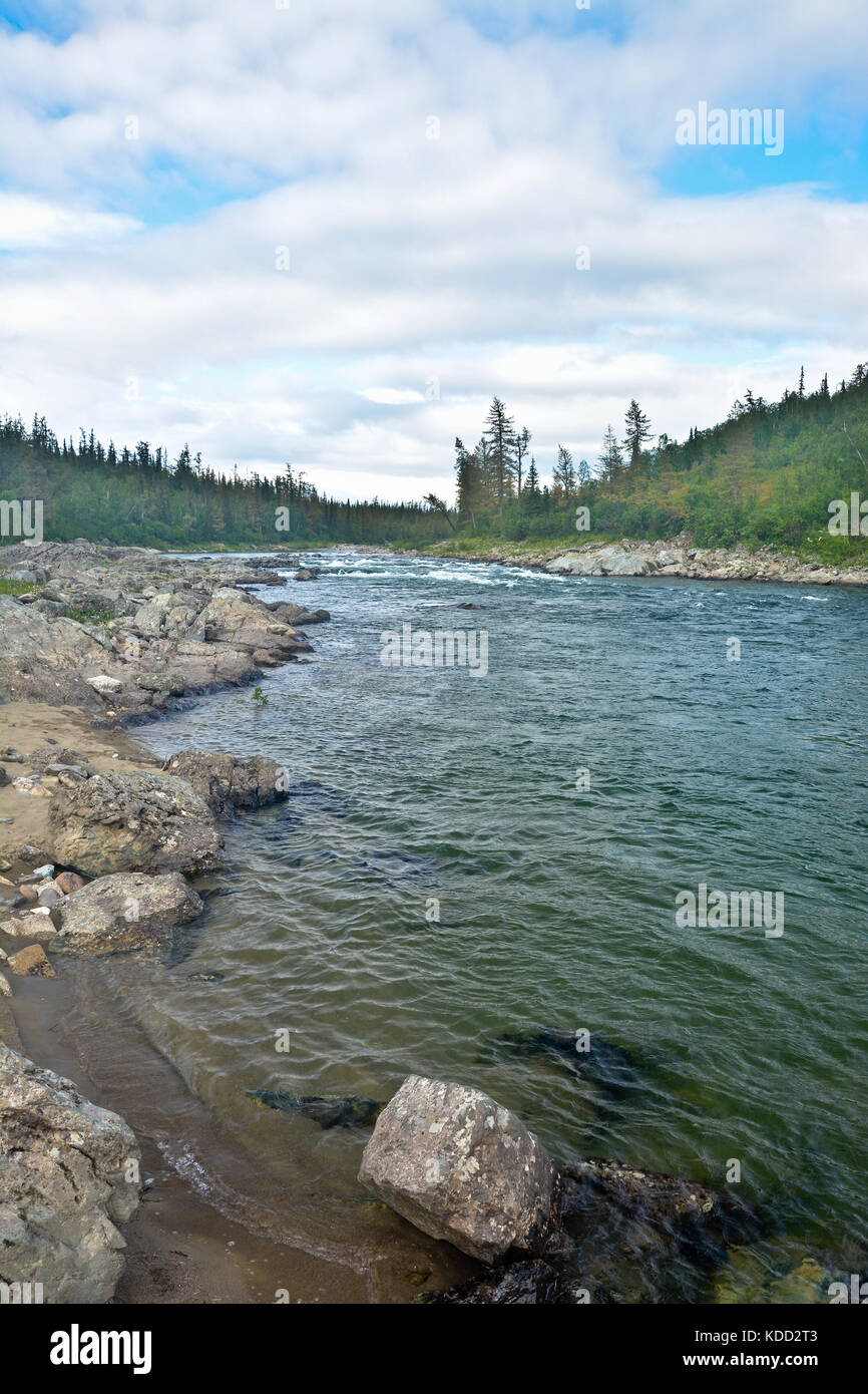 Sponde rocciose del fiume Ural. estate acqua settentrionale del paesaggio. Foto Stock