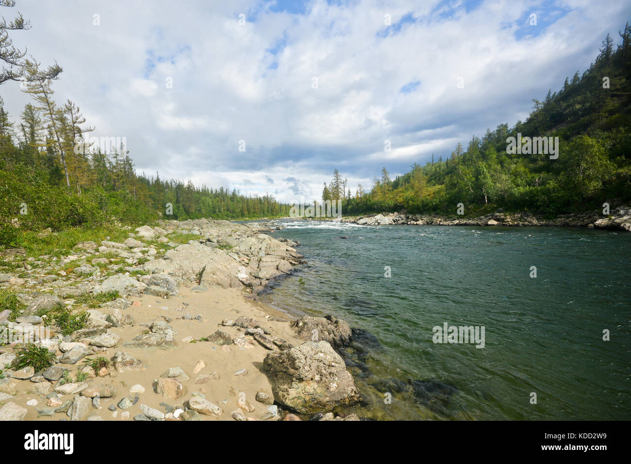 Sponde rocciose del fiume Ural. estate acqua settentrionale del paesaggio. Foto Stock