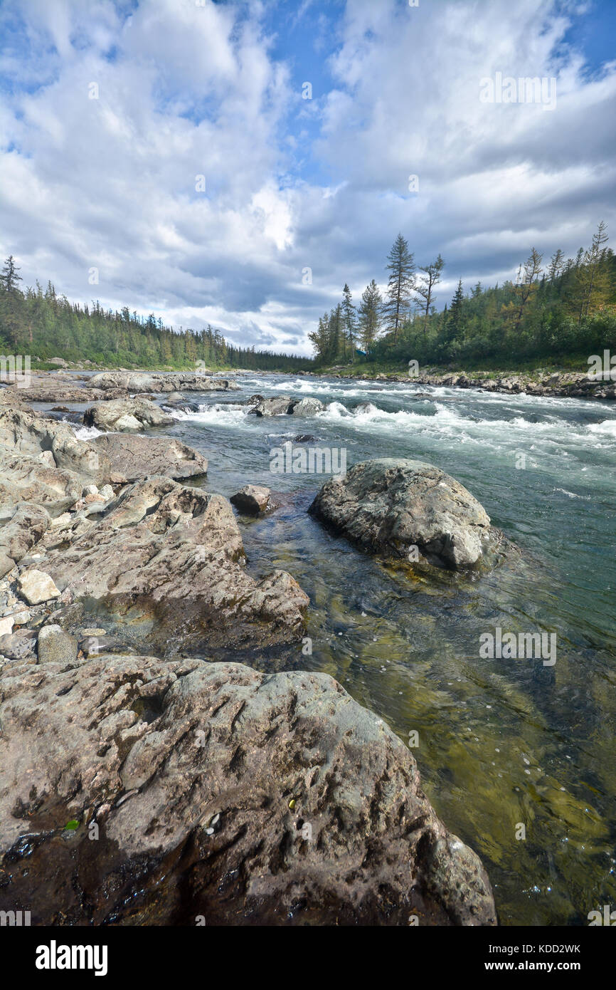 Sponde rocciose del fiume Ural. estate acqua settentrionale del paesaggio. Foto Stock