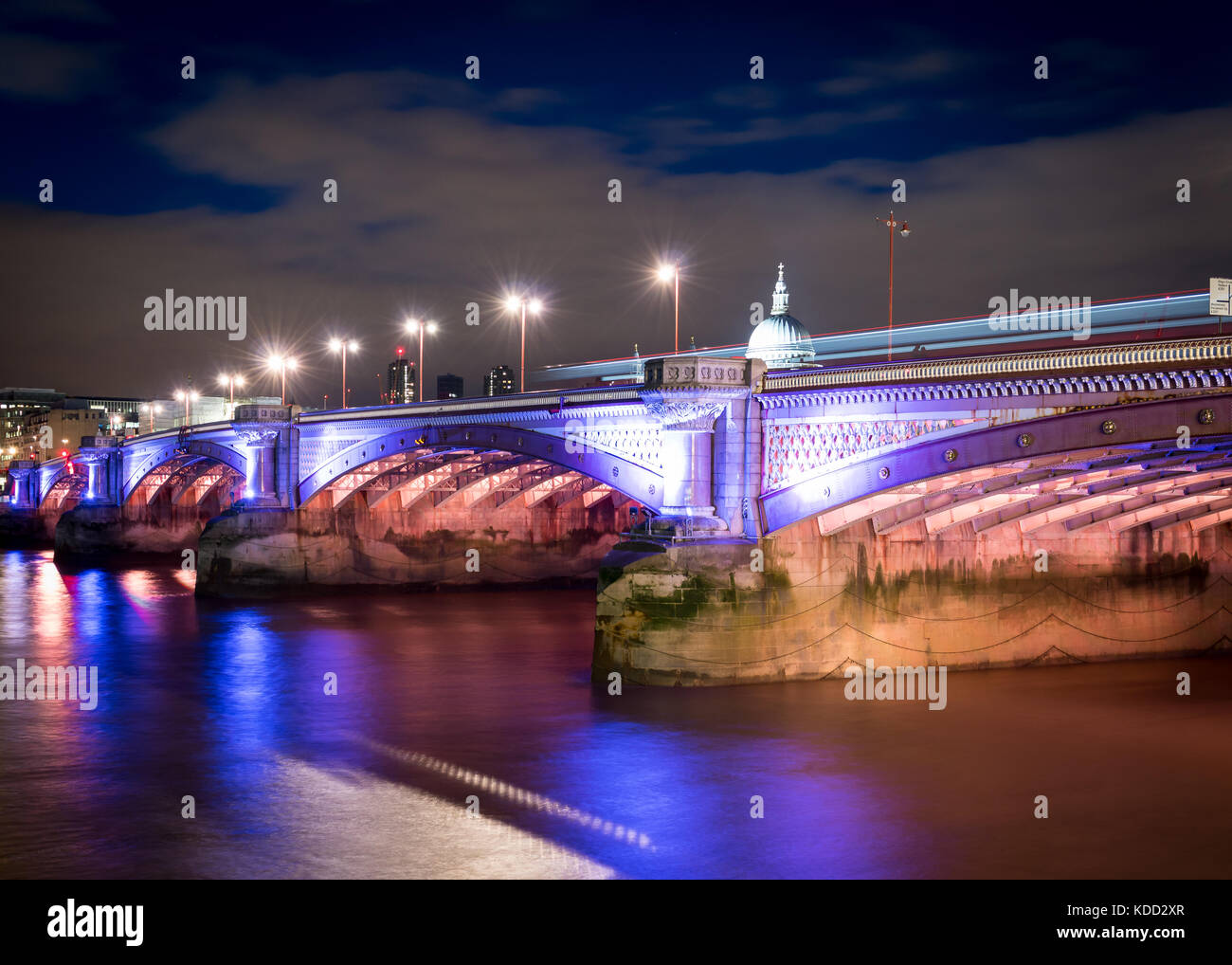 Blackfriars Bridge di notte a Londra, Regno Unito Foto Stock