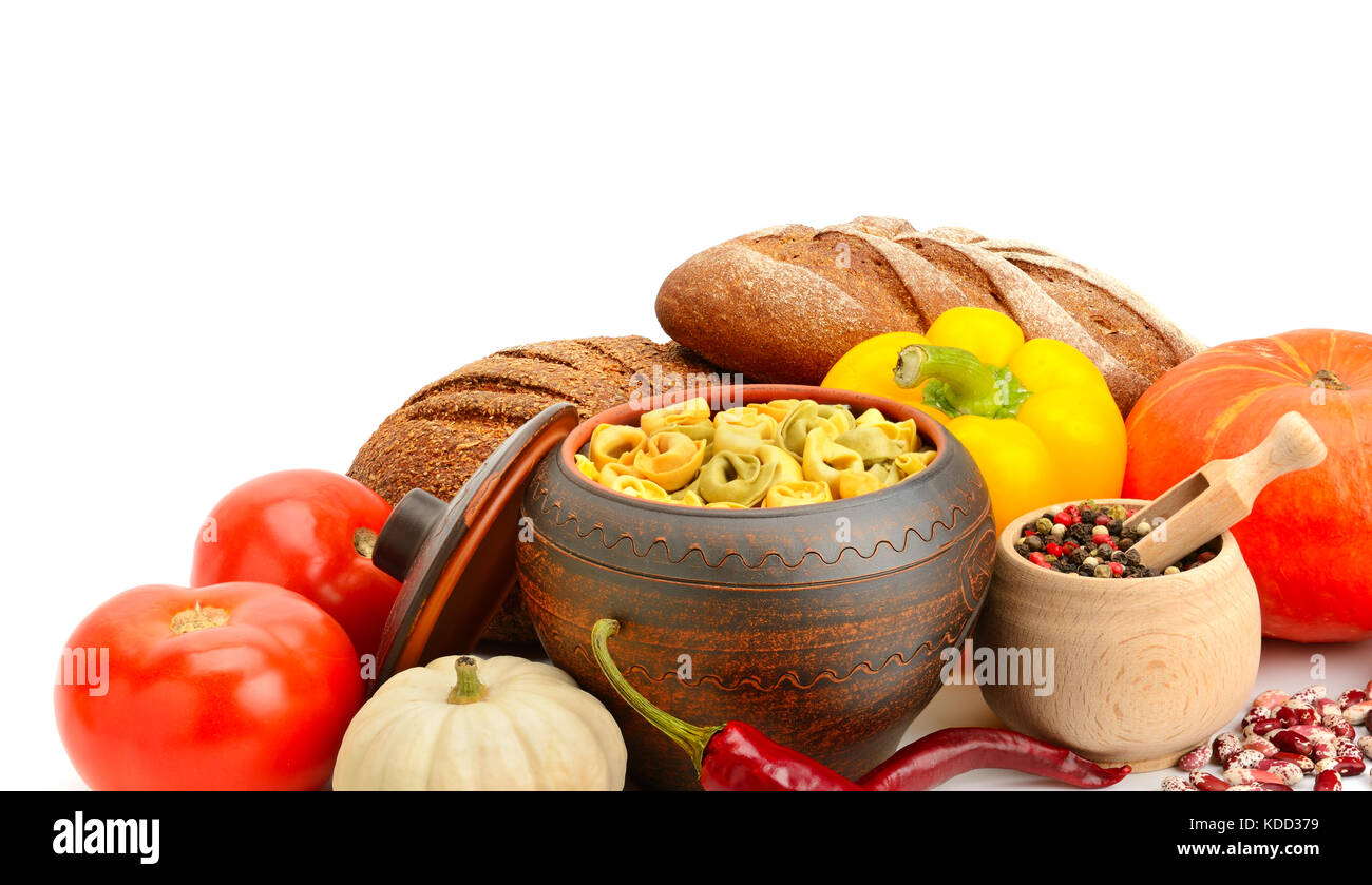Set di prodotti utili (verdure, spezie, ravioli) isolato su sfondo bianco Foto Stock