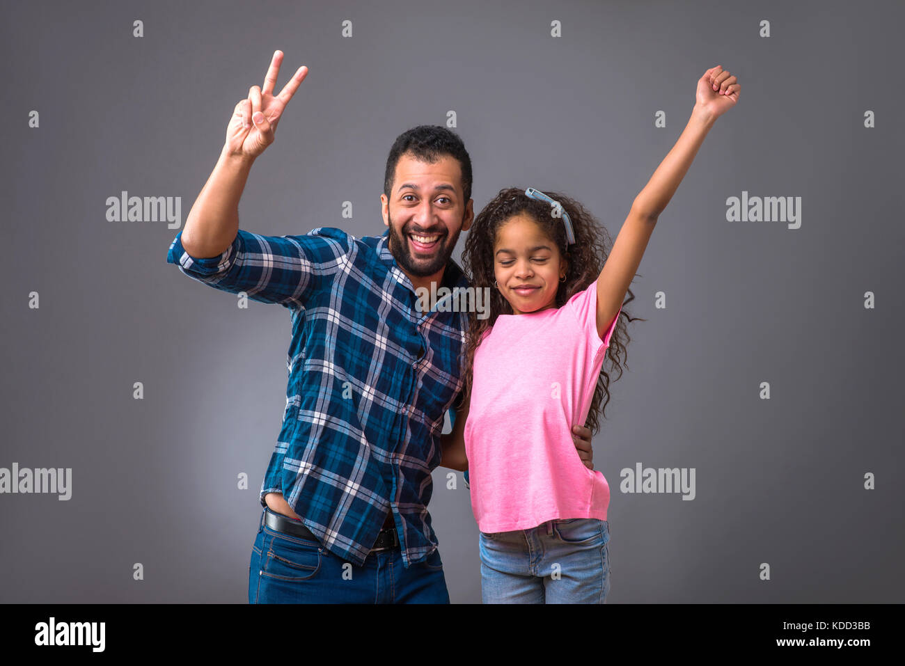 Un giovane uomo nero che si trova con la figlia e festeggiano Foto Stock