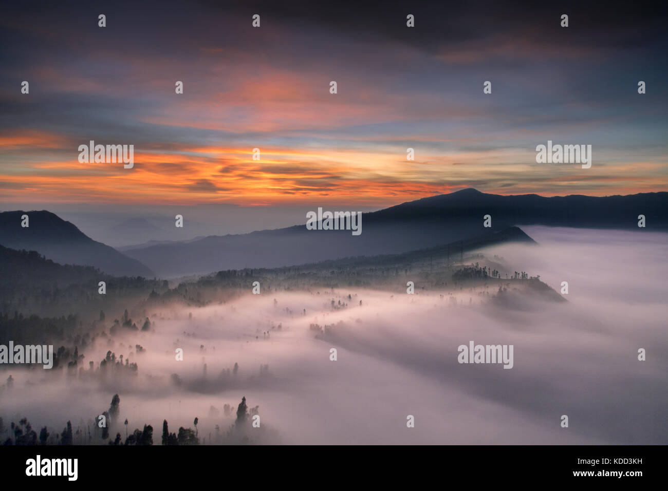Paesaggio surreale presso il monte Vulcano bromo con pre-sunrise colori e mist creeping sopra il villaggio di cemoro lawang creando un immagine del mondo ultraterreno Foto Stock