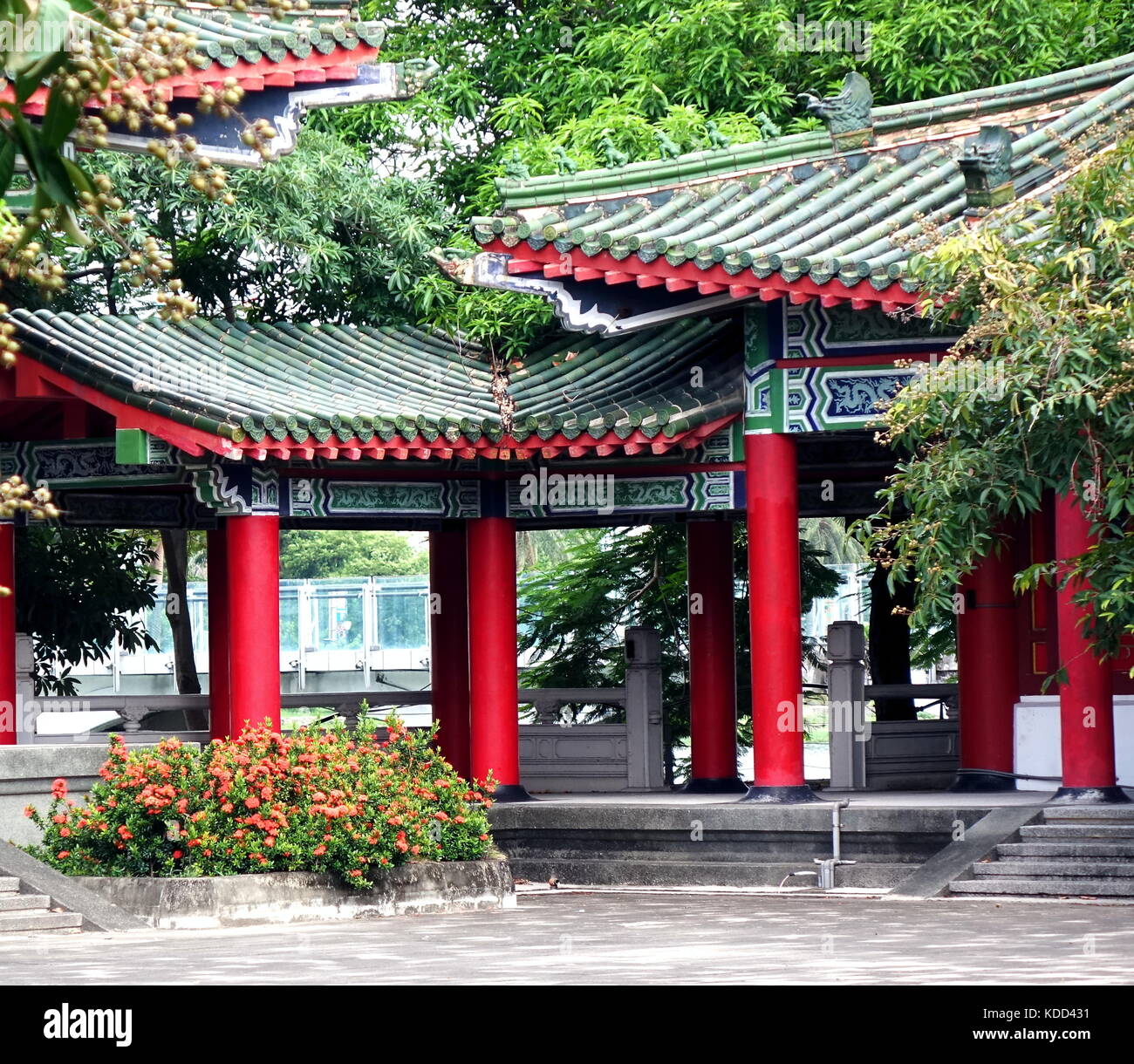 Un tranquillo cortile del tempio con colonne rosse e verdi tegole del tetto Foto Stock