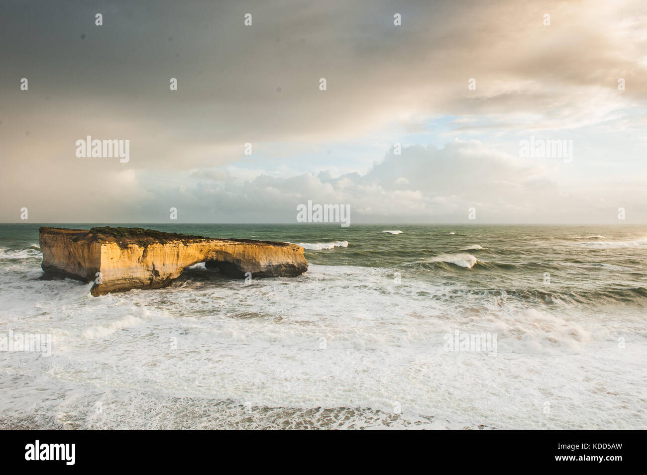 Scogliere costiere e formazioni rocciose lungo la Great Ocean Road, Victoria, Australia. Foto Stock