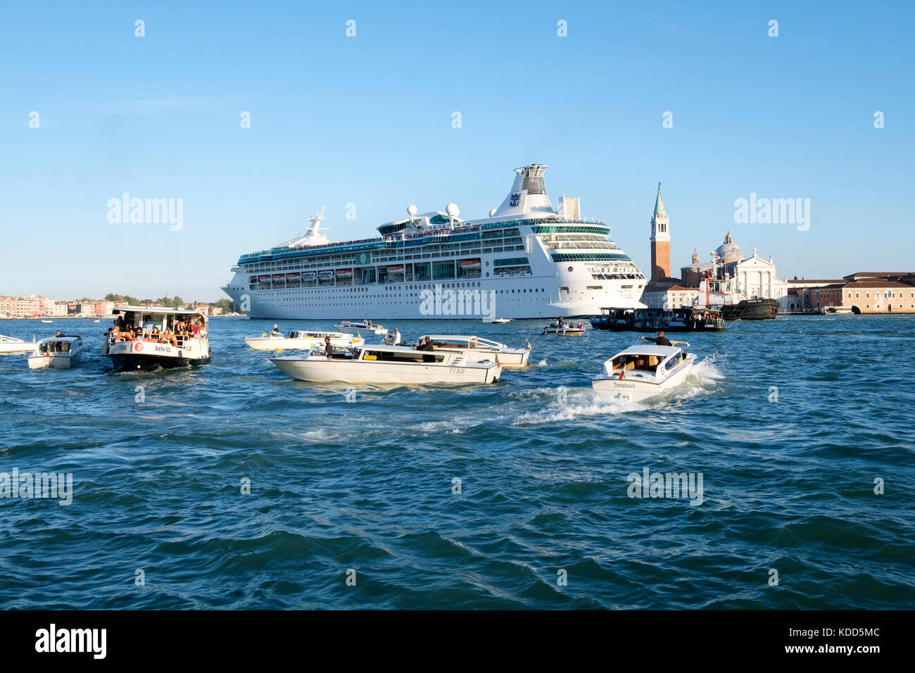 Congestione nella laguna veneta come la nave da crociera Royal Caribbean, 'Rhapsody dei mari' fa il suo modo di passare San Giorgio maggiore. Venezia, Ital Foto Stock