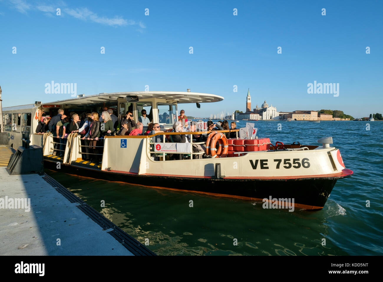 Una linea 2 vaporetto si prepara a lasciare il bacino di San Marco (Piazza San Marco). Venezia, Italia Foto Stock