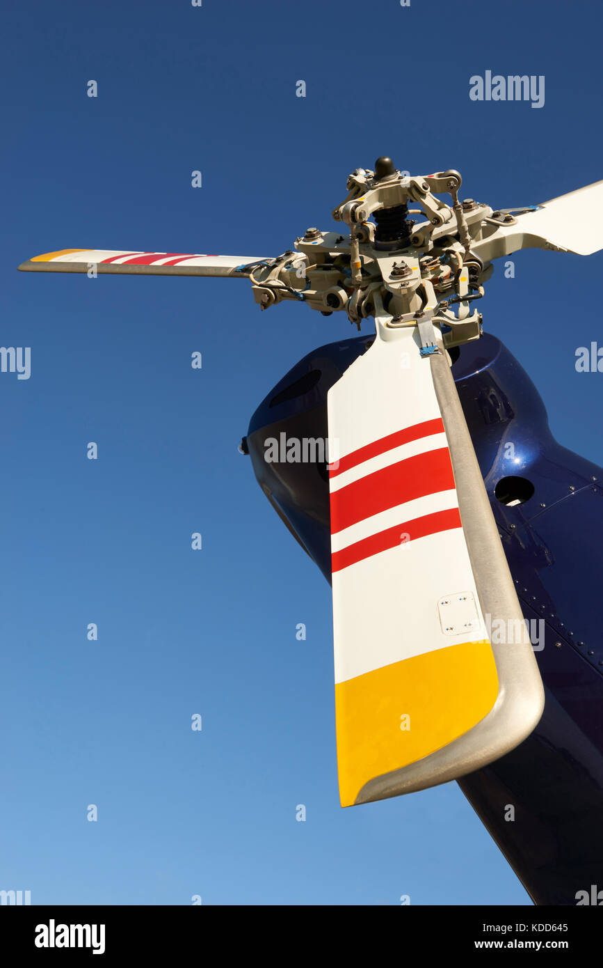 Il rotore di coda di un elicottero contro il cielo blu Foto Stock