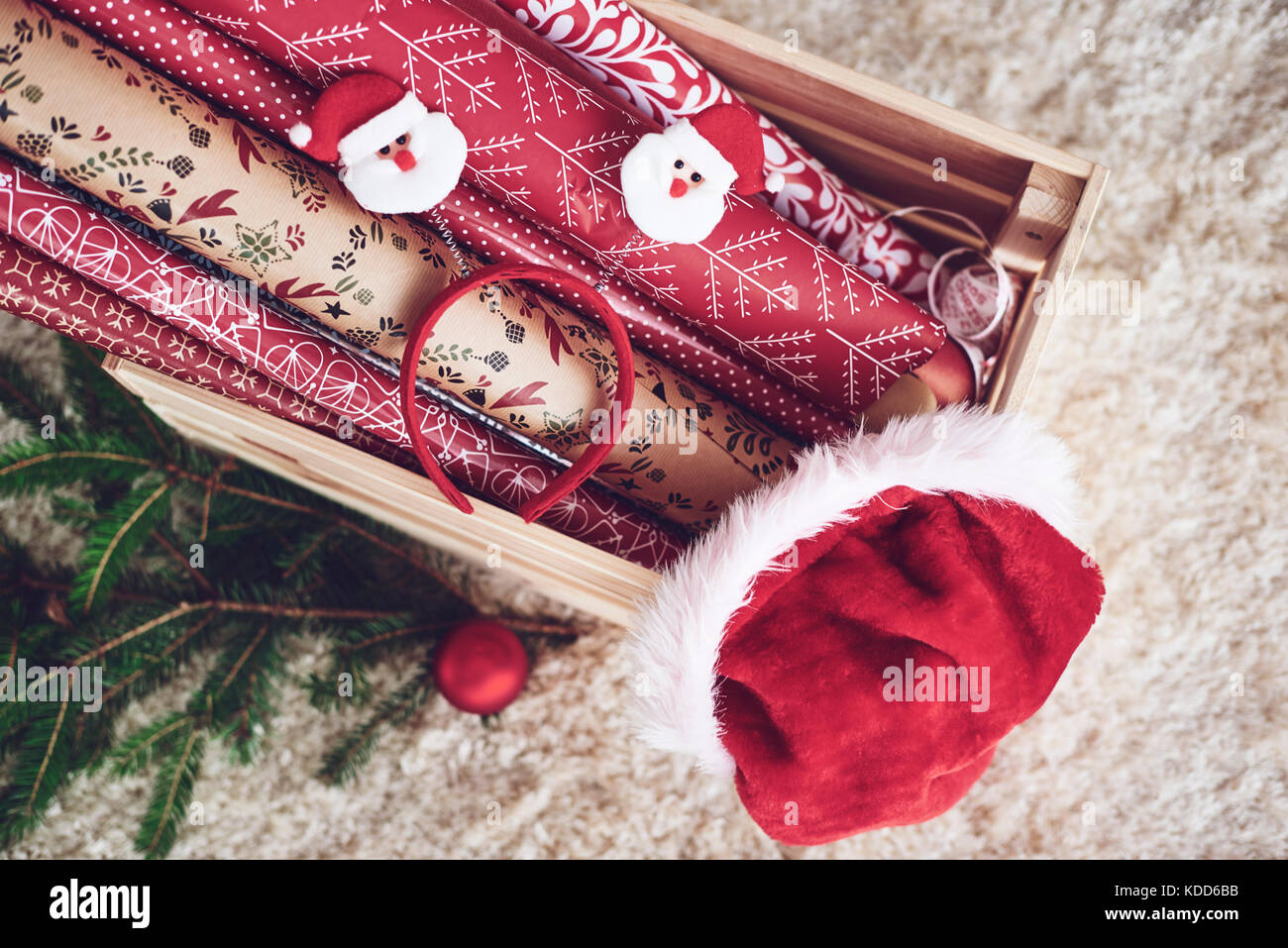 Casse di legno con carta di natale e santa hat Foto Stock