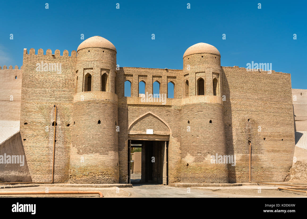 Cancello di ingresso nelle antiche mura della città di ichan kala. khiva, Uzbekistan Foto Stock