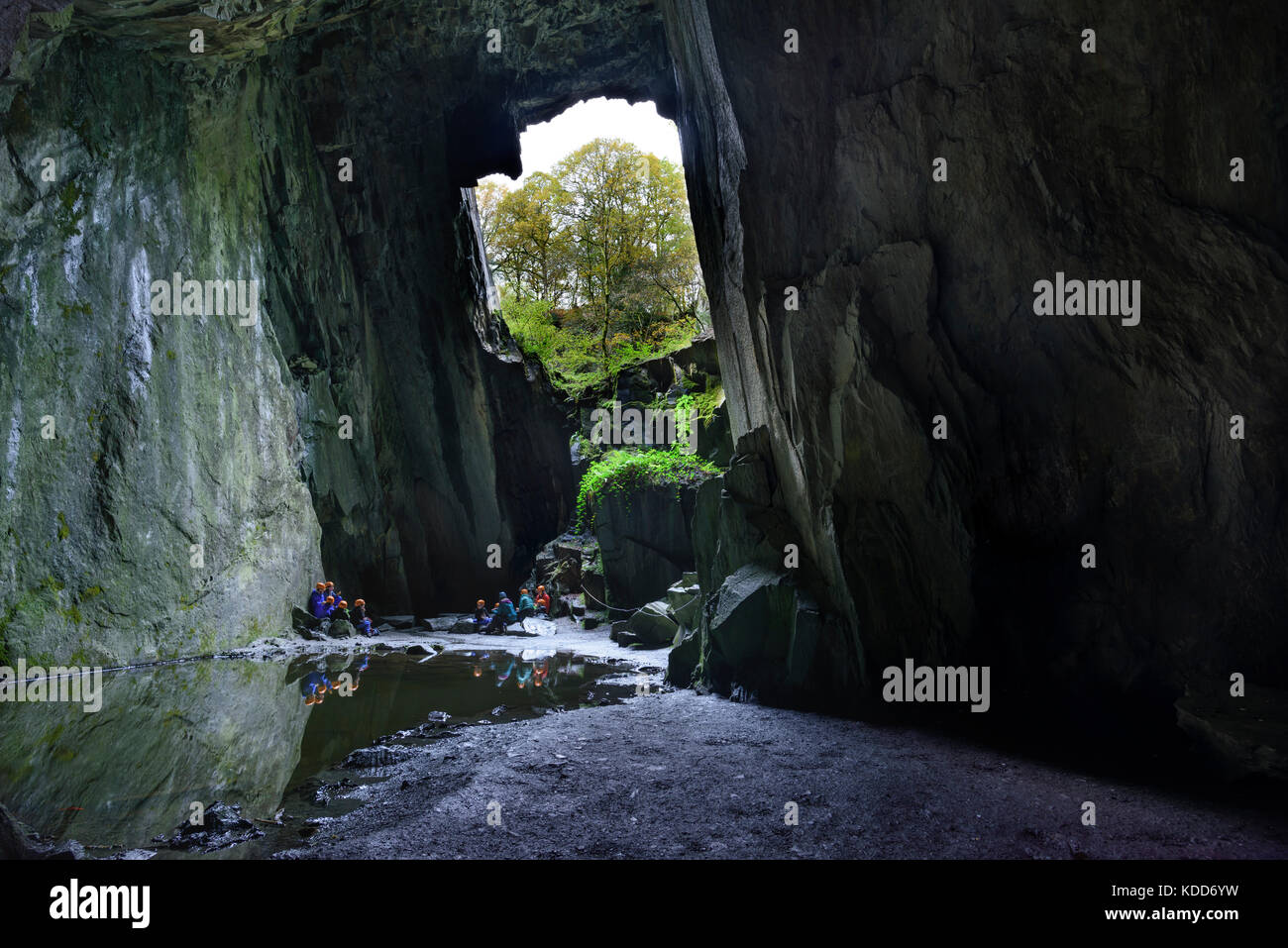 Gruppo di bambini in gita avventura alla Grotta della cattedrale, Cattedrale cava, poco Langdale, Lake District, Cumbria Foto Stock