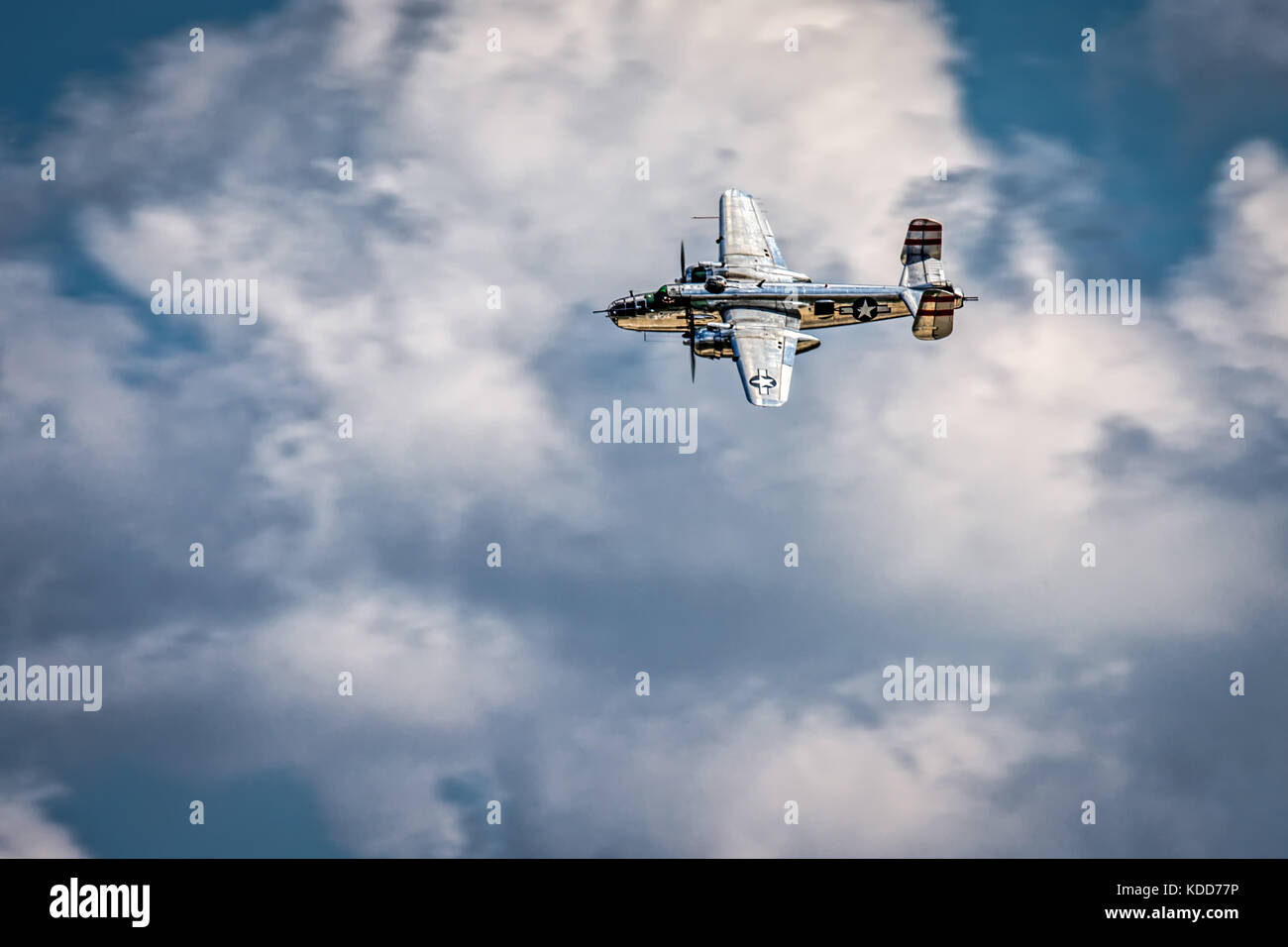 Una guerra mondiale due bomber prende all'aria in un giorno nuvoloso. Foto Stock