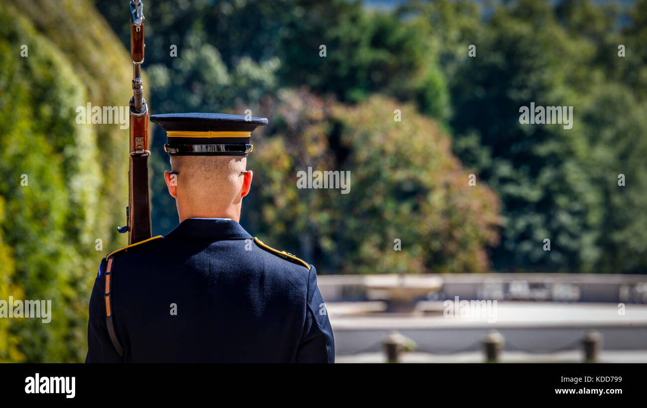 Un membro della vecchia guardia di turno presso il Cimitero Nazionale di Arlington. Foto Stock