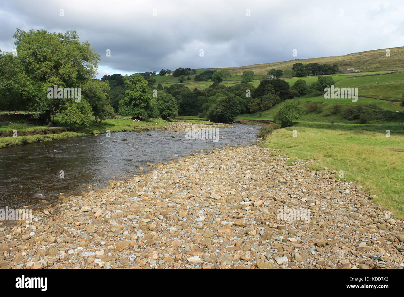 A sud del Fiume Tyne guardando a Nord vicino a Ponte Kirkhaugh, Northumberland, Regno Unito Foto Stock