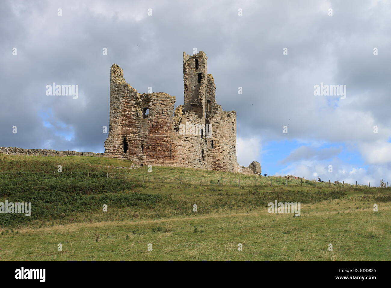 Tenere del castello di Dunstanburgh, Northumberland, Regno Unito Foto Stock