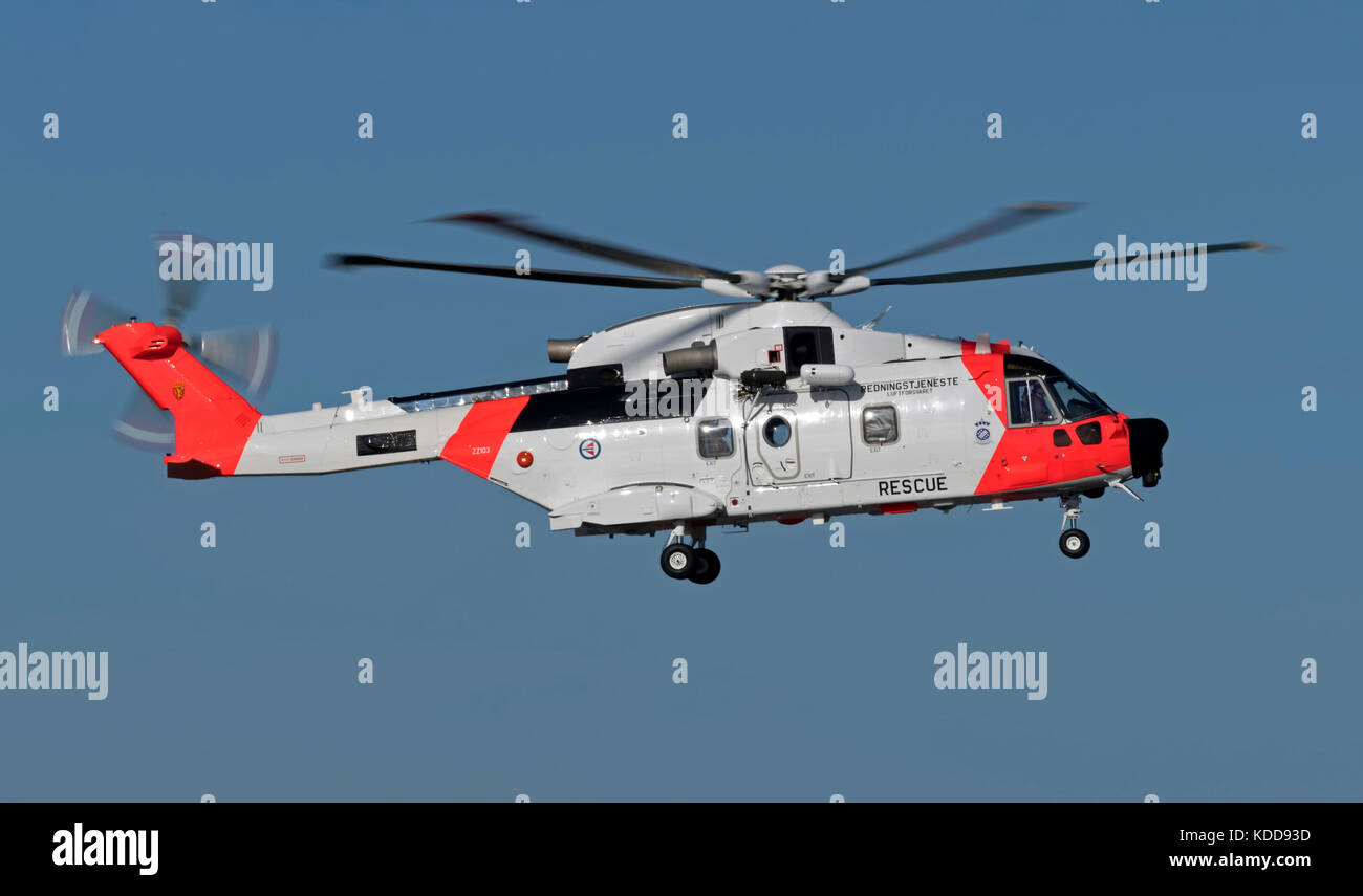 L'addestramento del personale di bordo si svolge all'aeroporto di Cornwall Newquay per gli equipaggi che presiede il Norwegian AW101, il più avanzato elicottero SAR al mondo di oggi Foto Stock