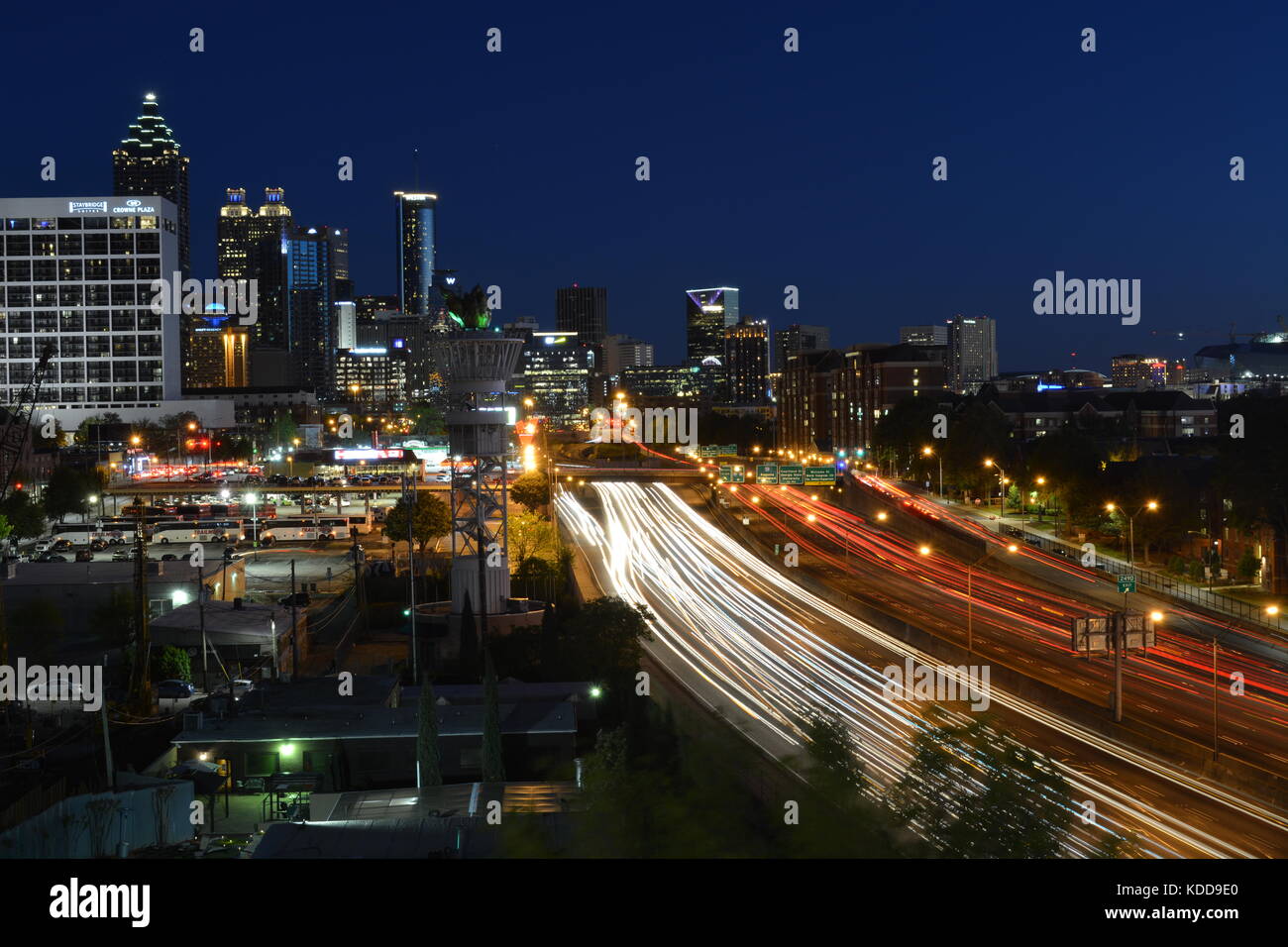 Il centro cittadino di connettore e Atlanta skyline notturno Foto Stock