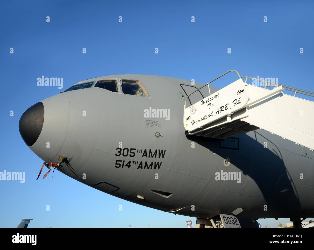 Miami - 3 novembre: US Air Force kc-10 autocisterna di carburante si ferma sopra a Homestead Air base di riserva il 2 novembre 2012 tra le missioni. La base è situato Foto Stock