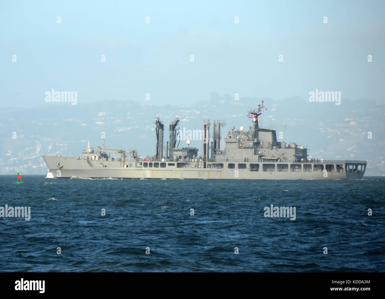 Moderna nave da guerra in partenza per una missione Foto Stock