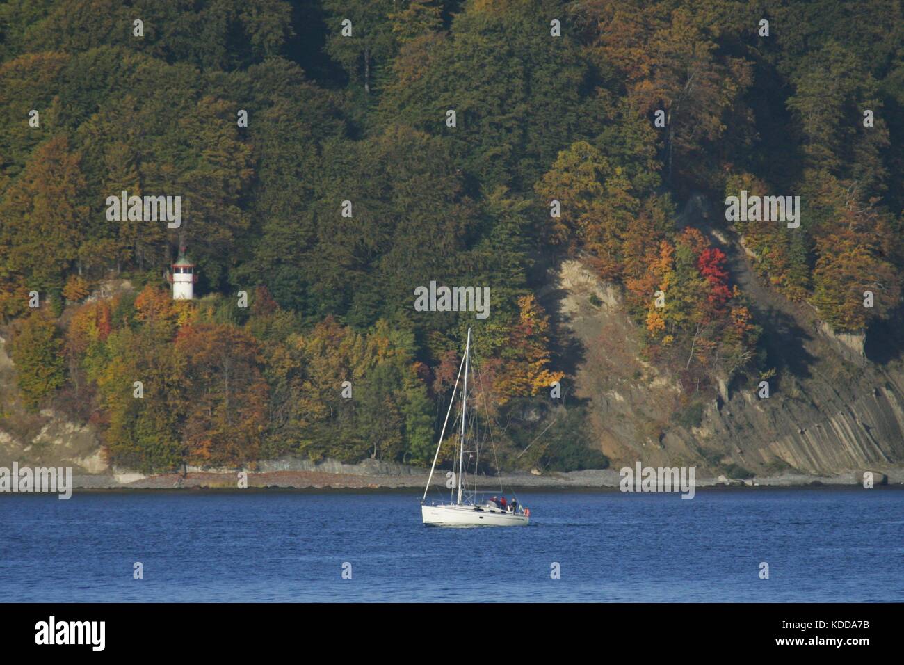 Barca a vela e faro di coste di ruegen isola in autunno colori, mar baltico, Meclemburgo-Pomerania occidentale, Germania | Utilizzo di tutto il mondo Foto Stock