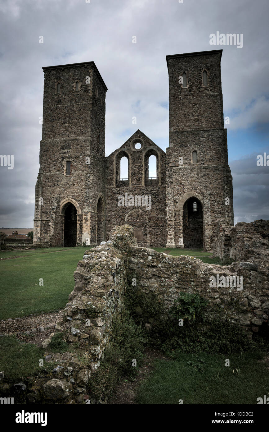 Le torri della diruta chiesa di Santa Maria a Reculver in Kent, Regno Unito Foto Stock