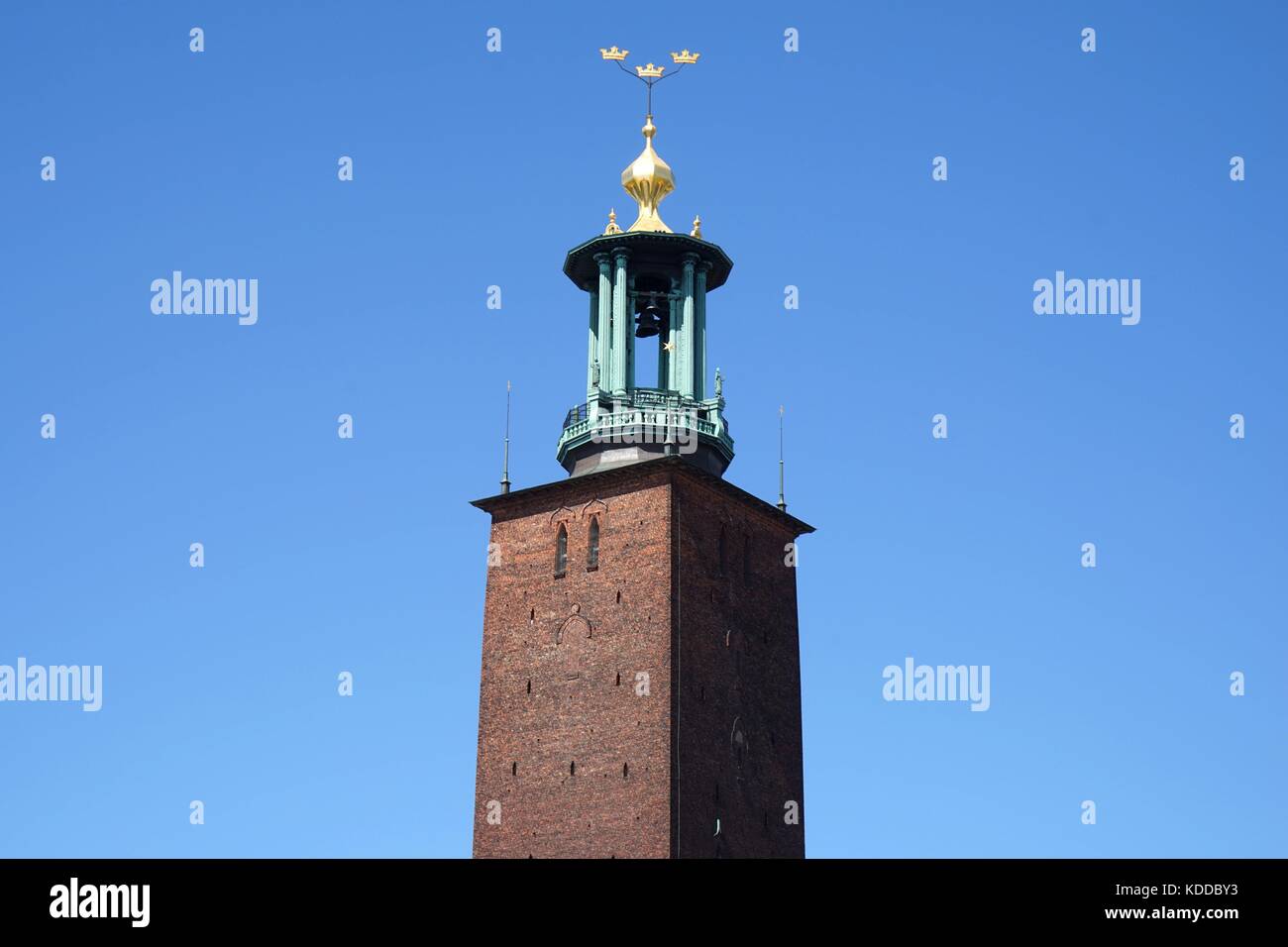 Svezia: tower municipio di Stoccolma con le tre corone, un vecchio simbolo nazionale per la Svezia. foto dal 17 luglio 2017. | Utilizzo di tutto il mondo Foto Stock