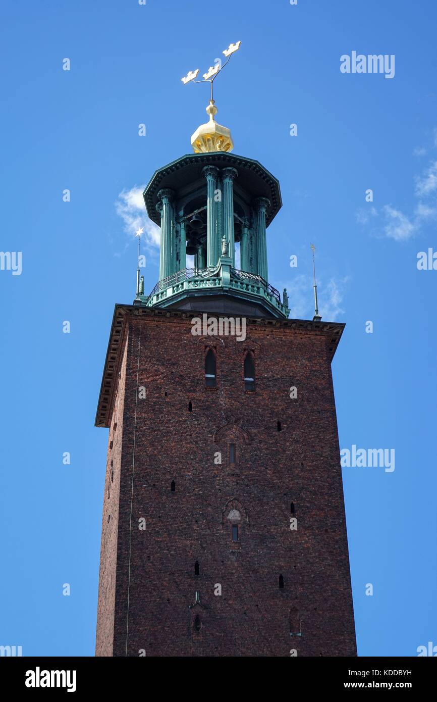 Svezia: tower municipio di Stoccolma con le tre corone, un vecchio simbolo nazionale per la Svezia. foto dal 17 luglio 2017. | Utilizzo di tutto il mondo Foto Stock