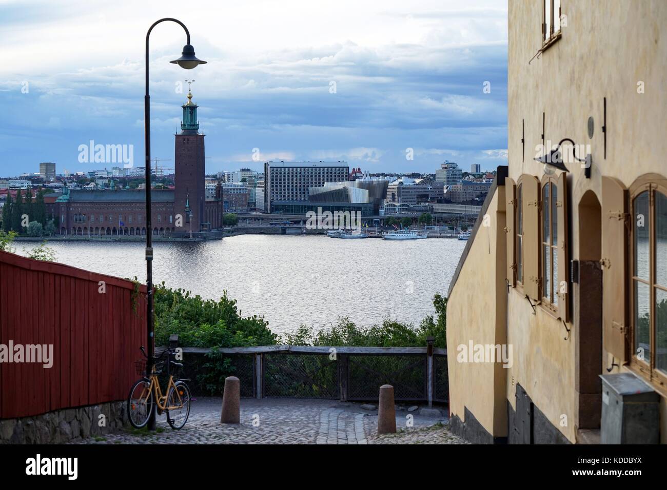 Svezia : Stoccolma city hall, visto da sud con il Radisson Blu Hotel Waterfront (centrale). foto dal 17 luglio 2017. | Utilizzo di tutto il mondo Foto Stock