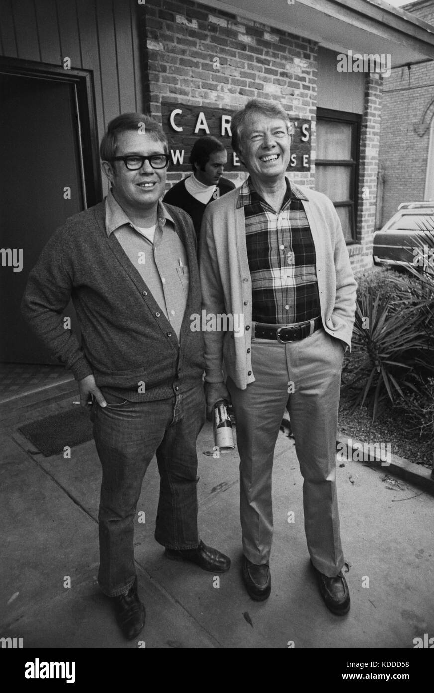 Jimmy Carter e fratello Billy Carter al di fuori della famiglia magazzino agricolo in pianura, Georgia. Foto Stock