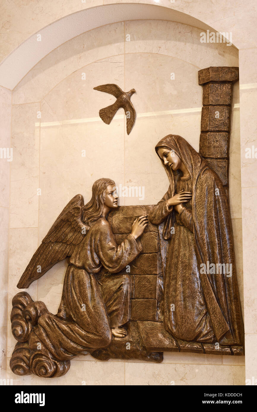 Raffigurazione dell'Annunciazione dell'Arcangelo Gabriele a Maria con la colomba discendente Santa Spirt per concepire Gesù in rilievo bronzeo sul muro di marmo Foto Stock