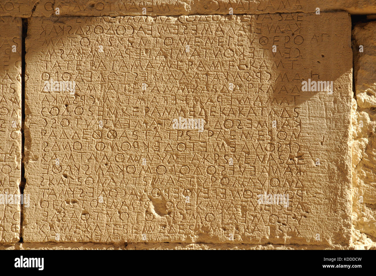 Il codice Gortyn, o grande codice, scolpiti sulle pietre a formare una parete, sono il diritto civile delle antiche città stato di Gortyn nel sud di Creta. Foto Stock