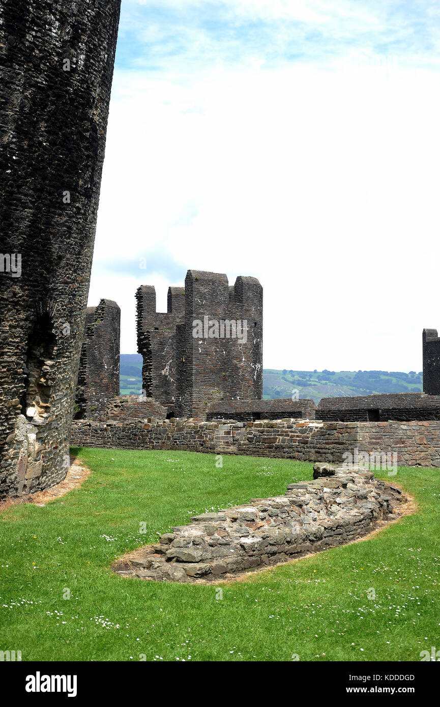 Guardando a nord-est dalla base del South East Tower. Castello di Caerphilly. Foto Stock