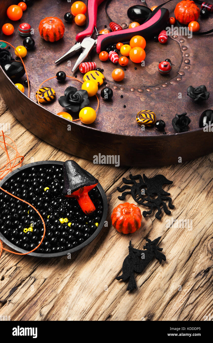 Perle e costume jewelery per la fabbricazione delle donne gioielli in stile Halloween Foto Stock