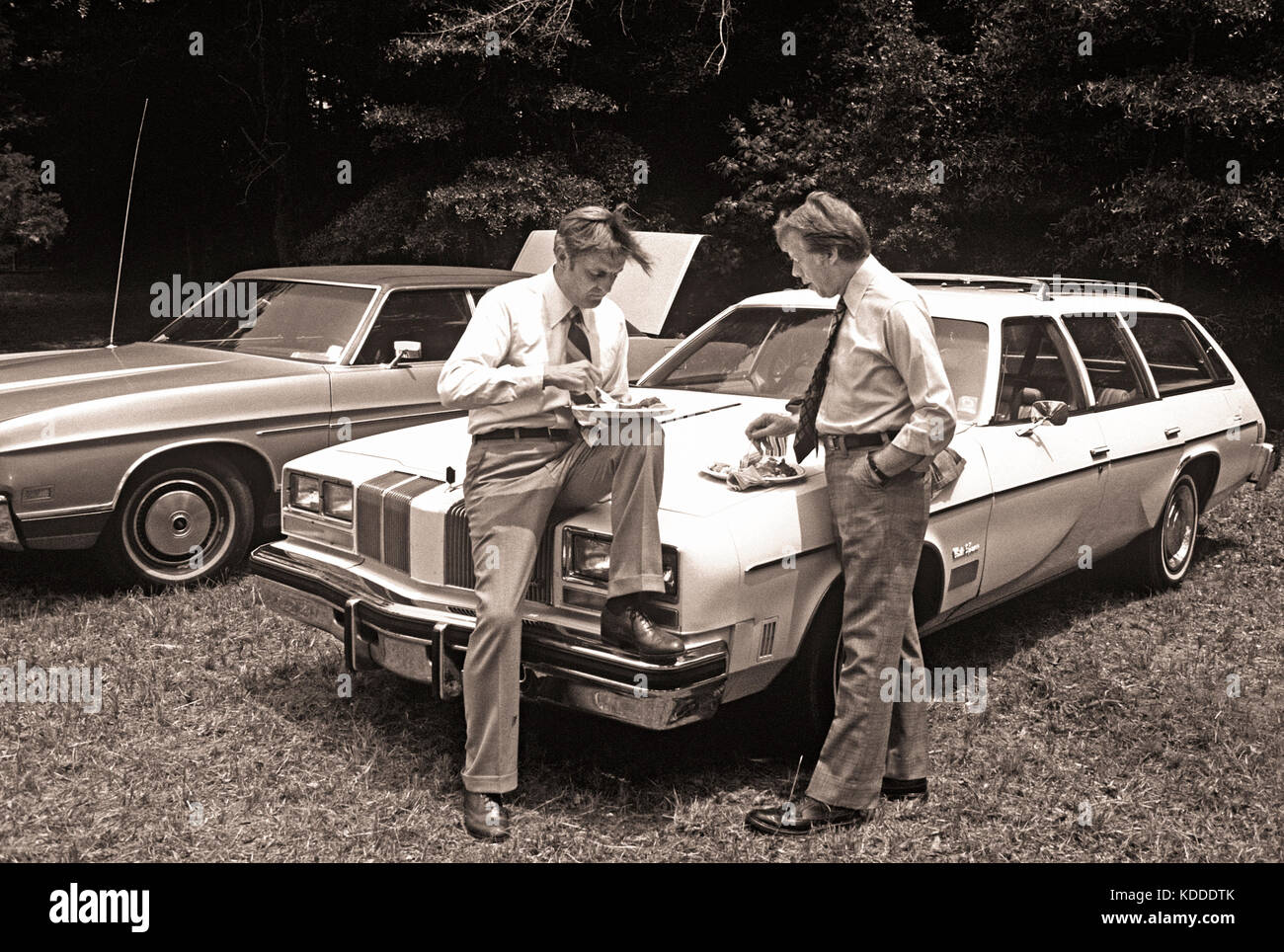 Carter e Mondale lontano dalla folla per una conversazione privata durante la partecipazione a una chiesa picnic a pianure battista. Foto Stock