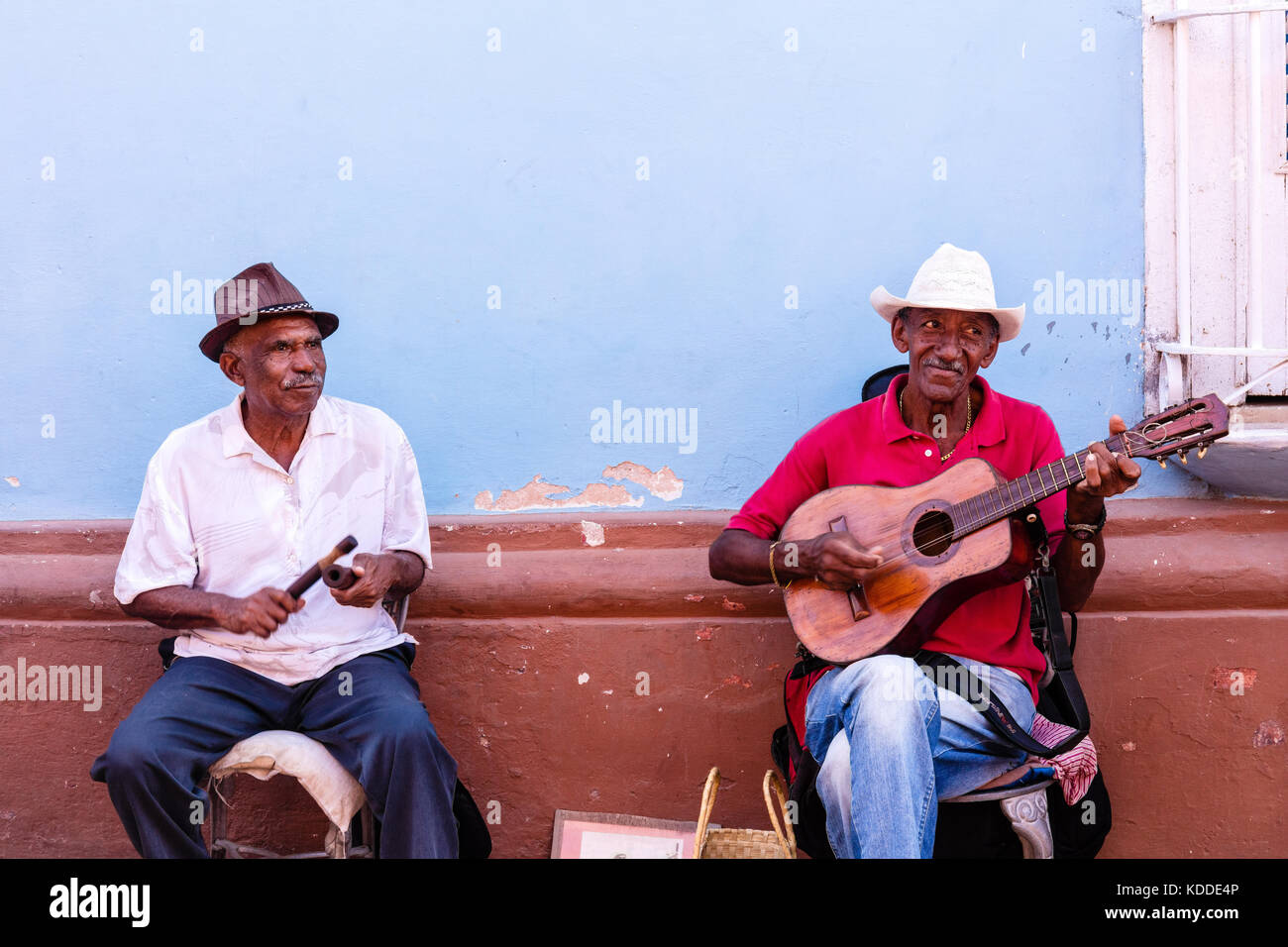 Musicisti cubani riproduzione di musica per chitarra, Trinidad, Cuba, dei Caraibi Foto Stock