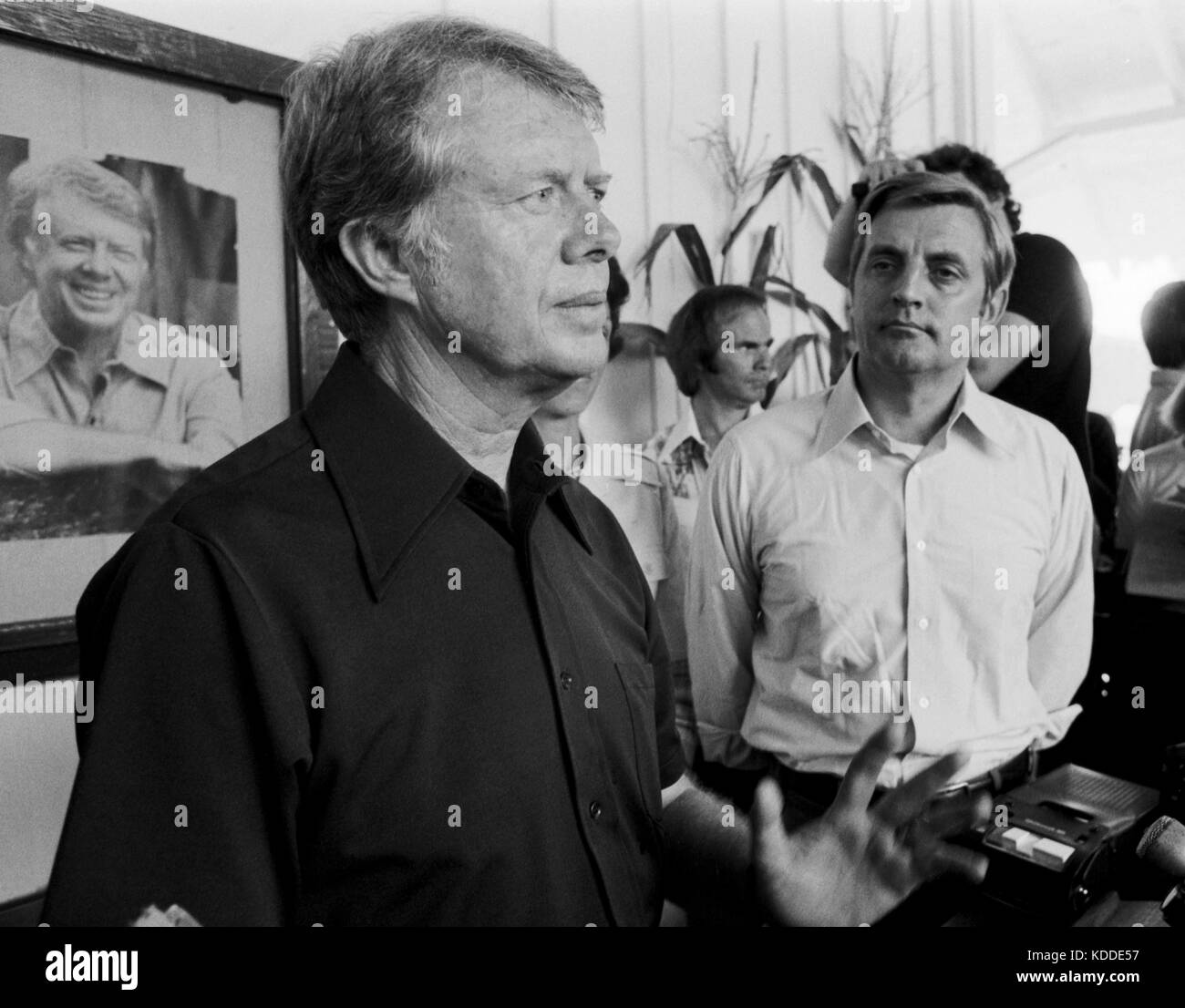 1976 Candidato presidenziale democratica Jimmy Carter e del suo compagno di squadra Walter 'Fritz' Mondale parlare alla stampa in pianura, Georgia deposito ferroviario. Foto Stock