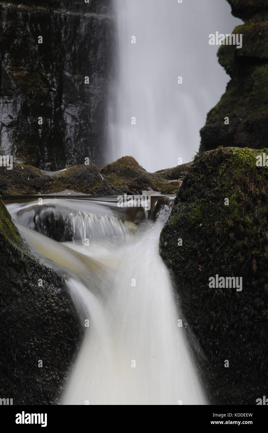 Le cascate inferiori con sezione inferiore del main drop di einion gam visibile in background. Foto Stock