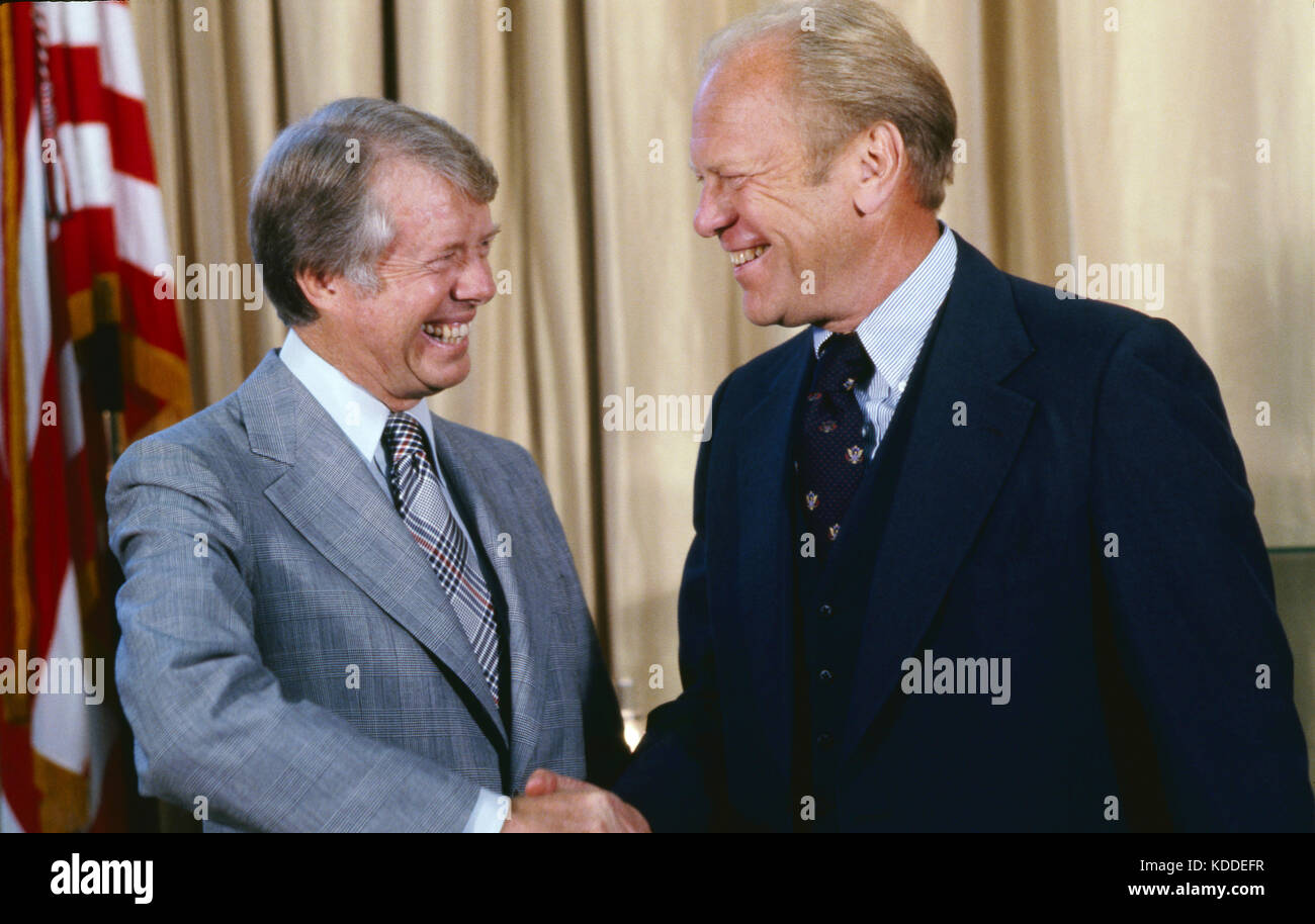 Il neo eletto Presidente Jimmy Carter si incontra con il suo predecessore il presidente statunitense Gerald Ford all ufficio Ovale della Casa Bianca. - Per la licenza di questa immagine, fare clic su o Foto Stock