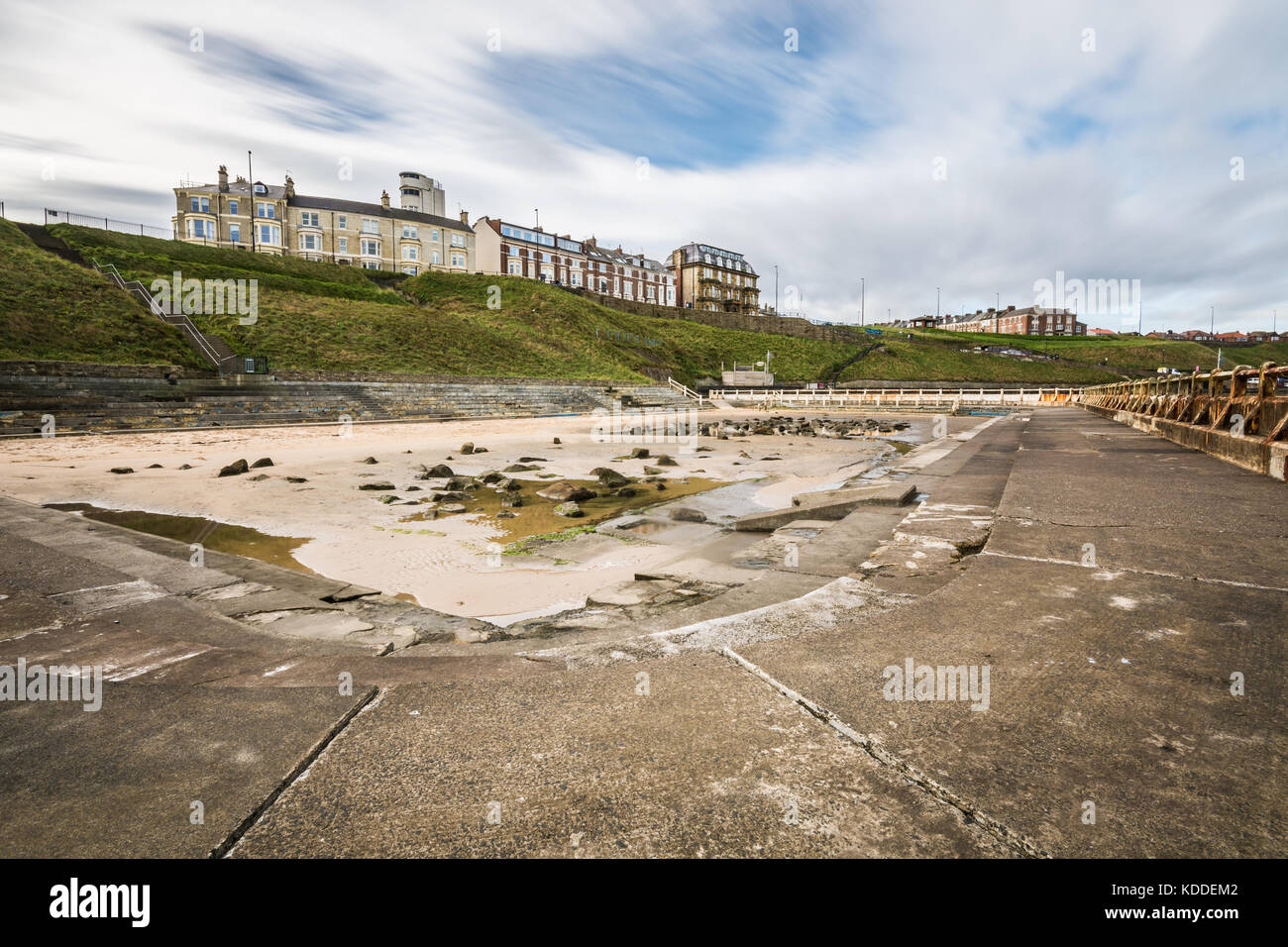 Ore diurne lunga esposizione di tynemouth piscina esterna in North Tyneside sotto lavori di rinnovo Foto Stock