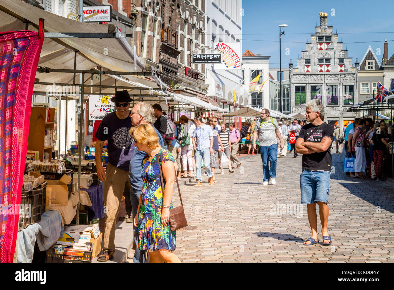 Dordrecht, Paesi Bassi - 7 luglio 2013: le persone alla ricerca di libri durante il libro annuale Mercato nel centro di Dordrecht. Il mercato attrae 75000 v Foto Stock