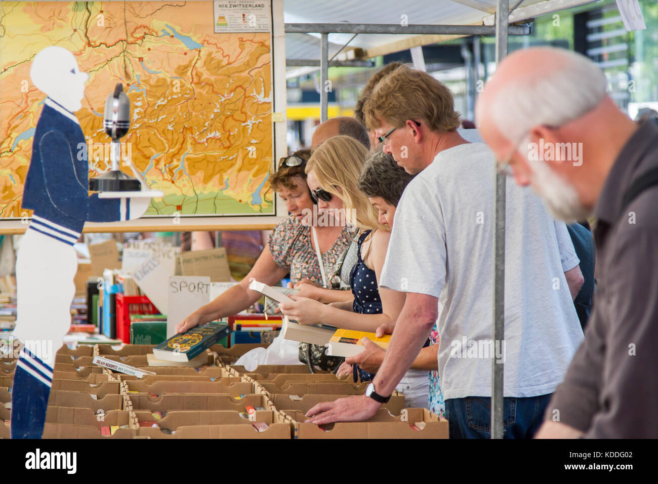 Dordrecht, Paesi Bassi - 7 luglio 2013: visitatori presso il libro annuale di ricerca di mercato per il libro tratta in scatole di cartone e il mercato attrae 75000 visito Foto Stock