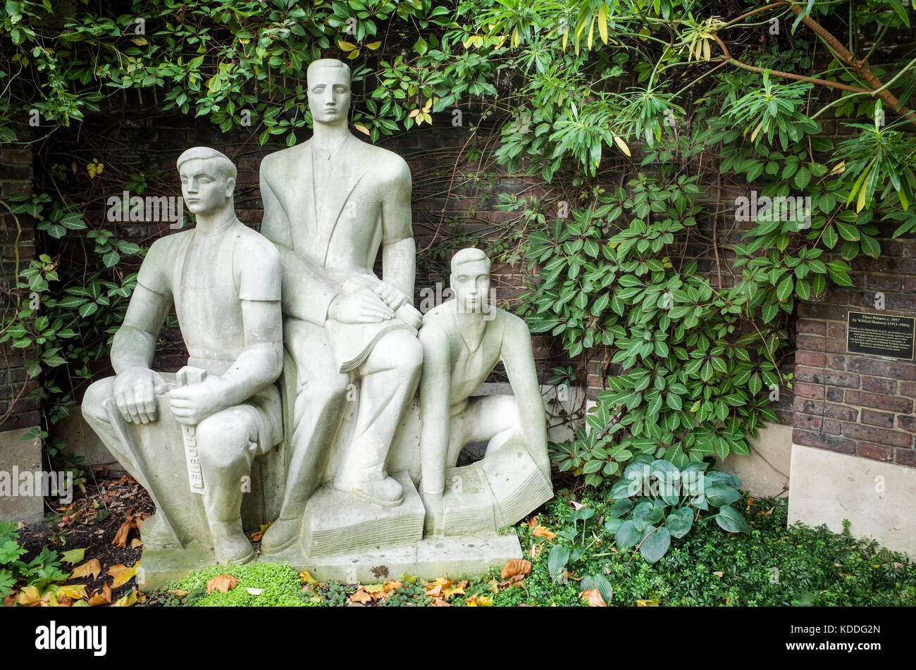 Le tre stampanti scultura ( 1957 ) da Wilfred Dudeney situato nell'azienda orafa giardino in Gresham Street nel centro di Londra Foto Stock