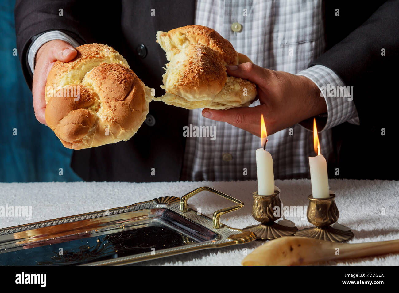 Immagine di sabato candelieri con candele accese e challah, kiddush, sabato, cibo ebreo Cascer preghiera Foto Stock