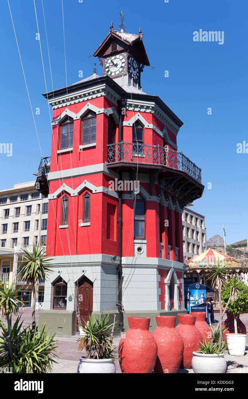 Sud Africa, il gotico vittoriano-orologio in stile torre del Capitano porta dell'Ufficio (costruito nel 1882) lungo il Victoria and Albert Waterfront, Città del Capo. Foto Stock