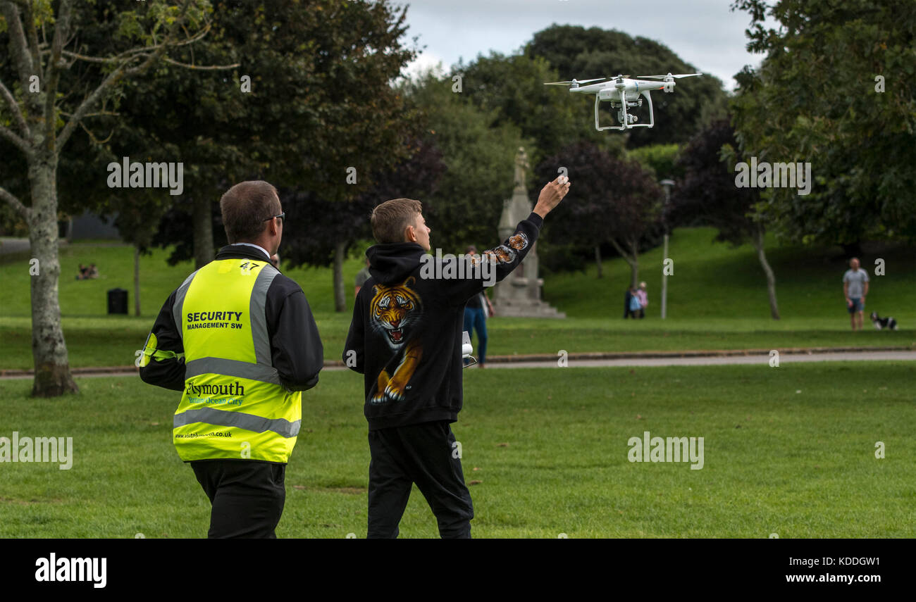 Plymouth, Regno Unito. 28 agosto 2017. Il volo dei droni sta rapidamente diventando un mal di testa sociale per la sicurezza nei luoghi pubblici Plymouth Hoe. Sean Hernon/Alamy Foto Stock