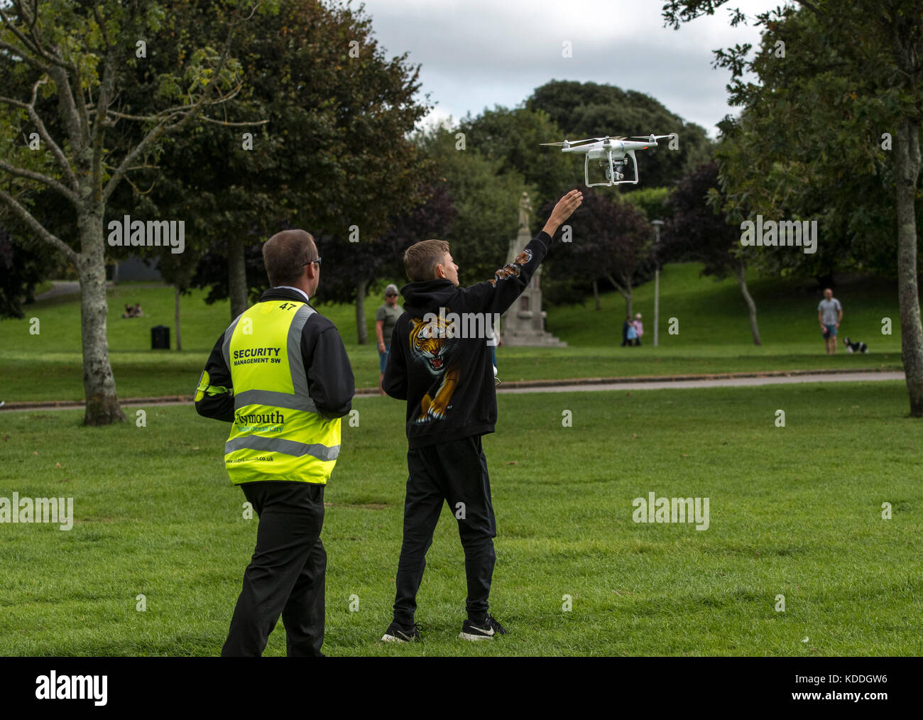Plymouth, Regno Unito. 28 agosto 2017. Il volo dei droni sta rapidamente diventando un mal di testa sociale per la sicurezza nei luoghi pubblici Plymouth Hoe. Sean Hernon/Alamy Foto Stock
